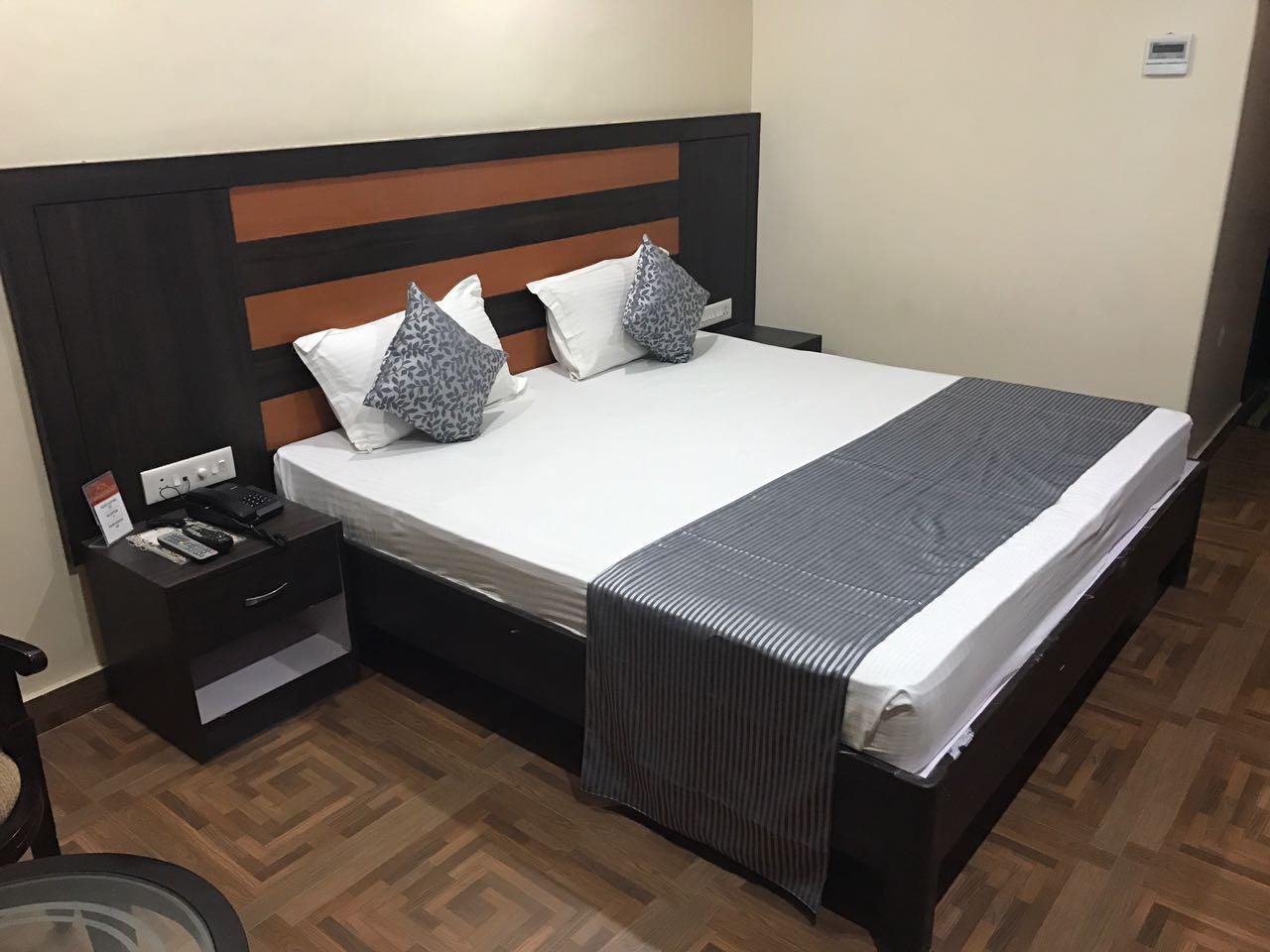 hotel varanasi palace varanasi