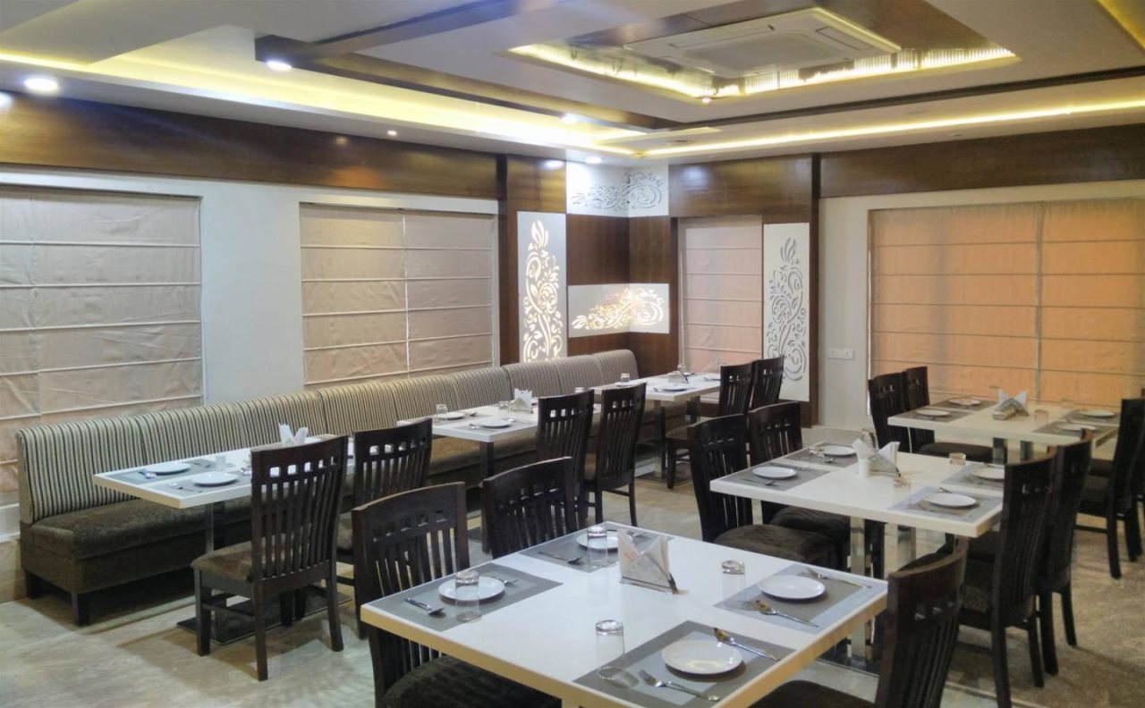hotel varanasi palace varanasi