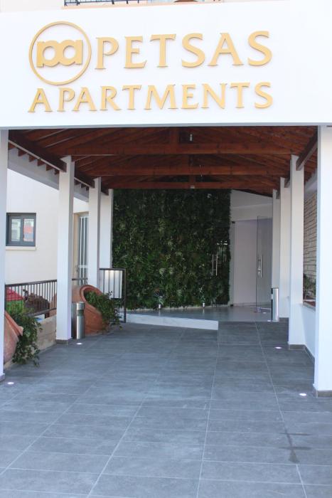 petsas apartments and tavern