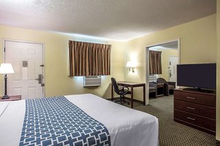 Hometowne Studios & Suites By Red Roof Charlotte - Ballantyne,Pineville>>Charlotte,2 star
