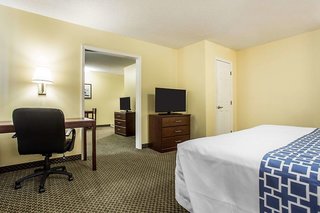 hometowne studios and suites by red roof charlotte ballantyne