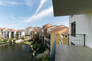 island club hotel and apartments