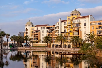 island club hotel and apartments