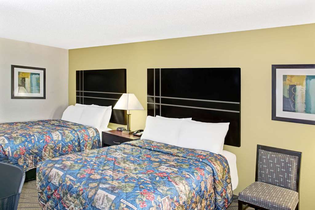 howard johnson by wyndham houston heights downtown