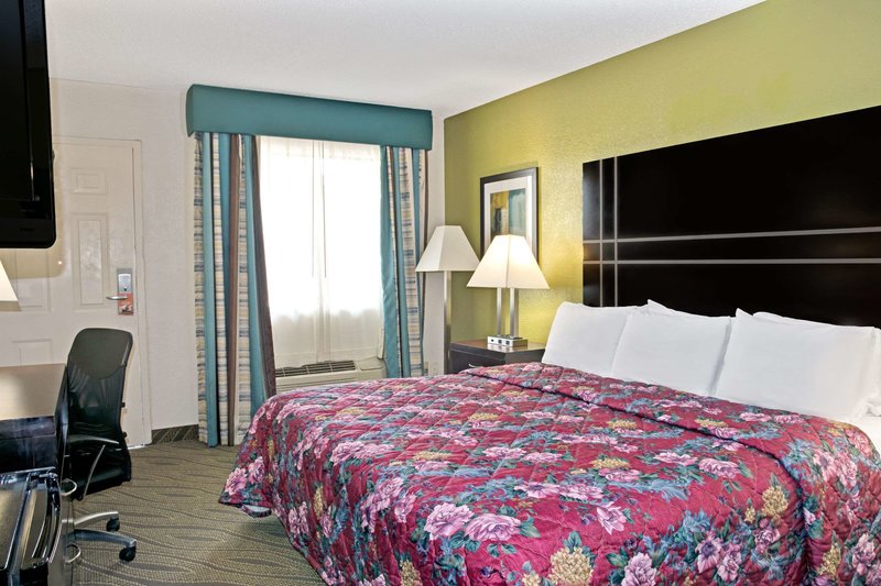 howard johnson by wyndham houston heights downtown