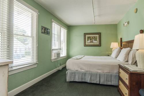 peninsula bed and cocktails