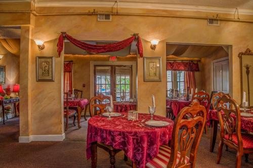 peninsula bed and cocktails