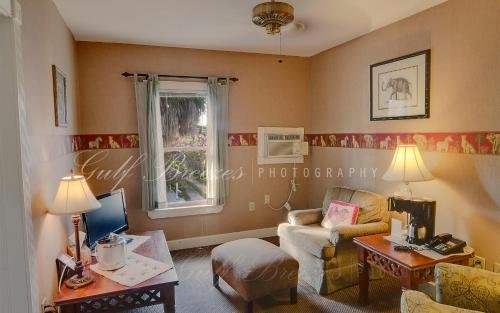 peninsula bed and cocktails