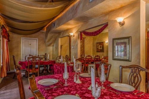 peninsula bed and cocktails