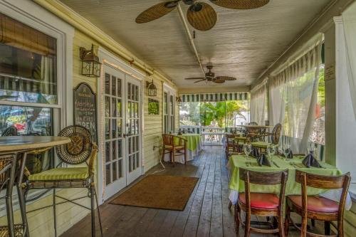 peninsula bed and cocktails