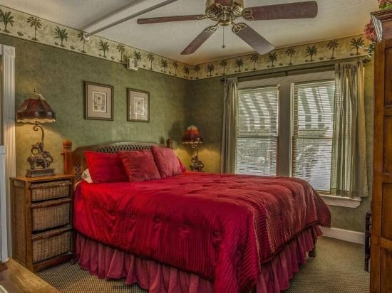 peninsula bed and cocktails