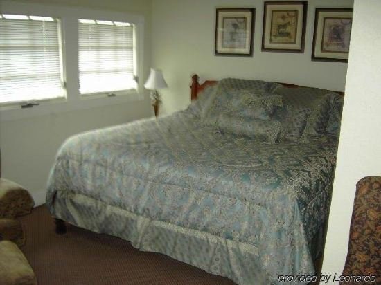 peninsula bed and cocktails