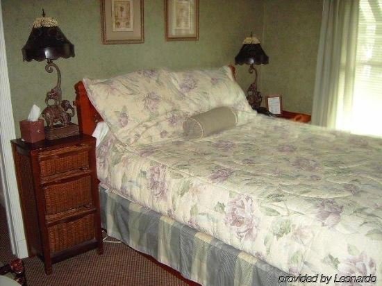 peninsula bed and cocktails