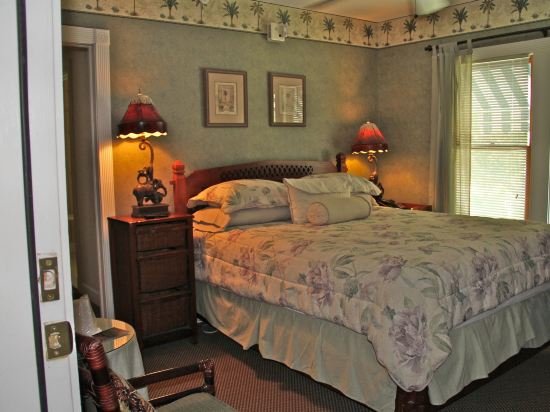 peninsula bed and cocktails