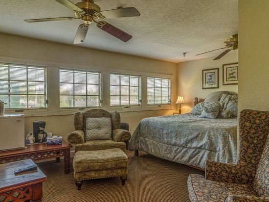 peninsula bed and cocktails