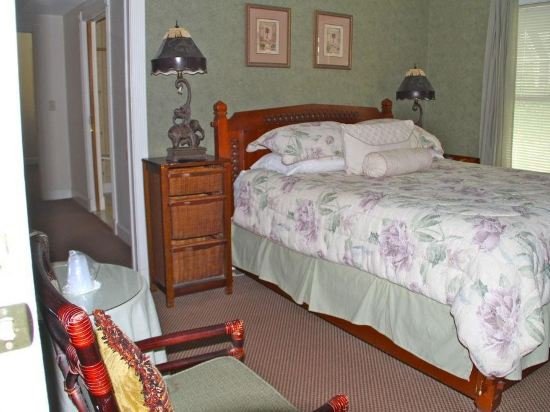 peninsula bed and cocktails