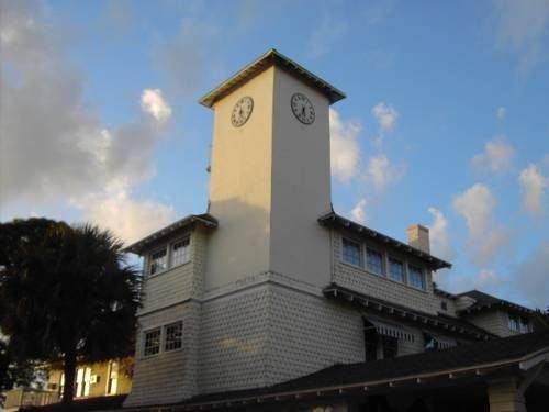 peninsula bed and cocktails