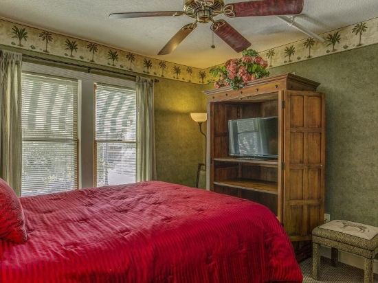 peninsula bed and cocktails