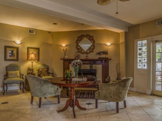 peninsula bed and cocktails