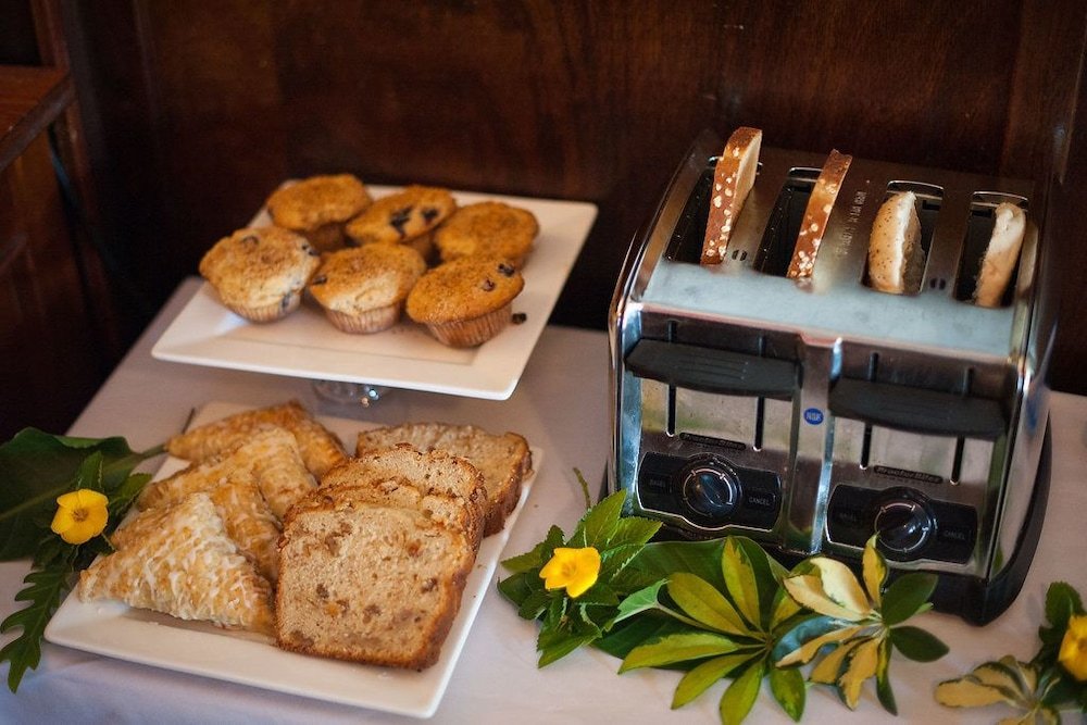 peninsula bed and cocktails