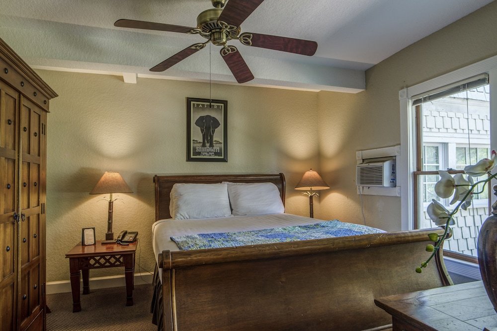 peninsula bed and cocktails