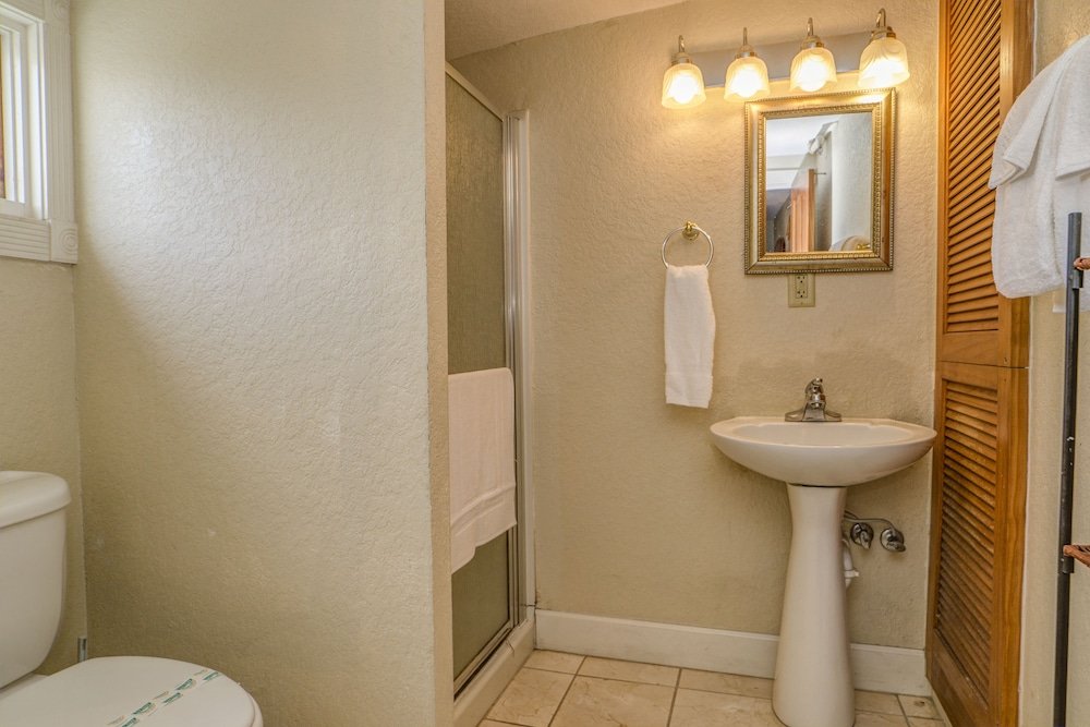 peninsula bed and cocktails