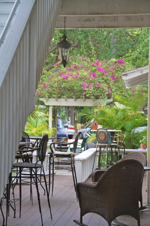 peninsula bed and cocktails