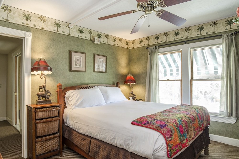 peninsula bed and cocktails