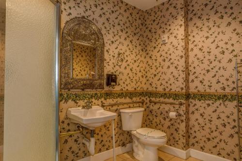 peninsula bed and cocktails