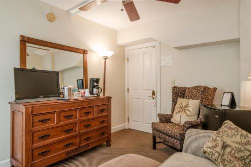 peninsula bed and cocktails