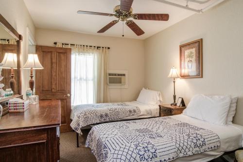 peninsula bed and cocktails