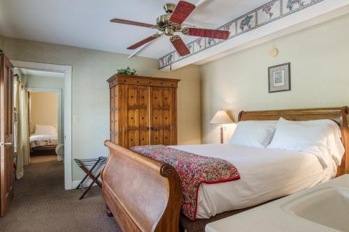 peninsula bed and cocktails