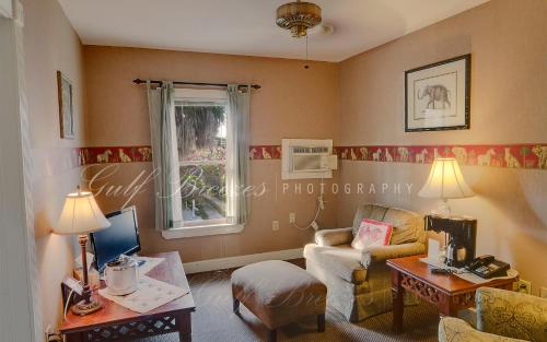 peninsula bed and cocktails