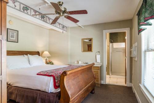 peninsula bed and cocktails