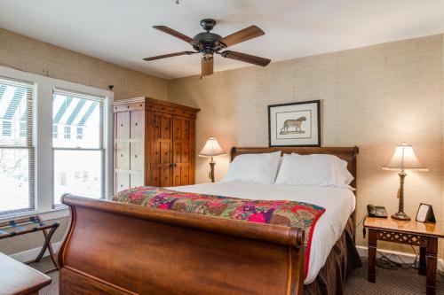 peninsula bed and cocktails