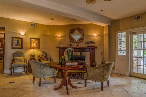 peninsula bed and cocktails