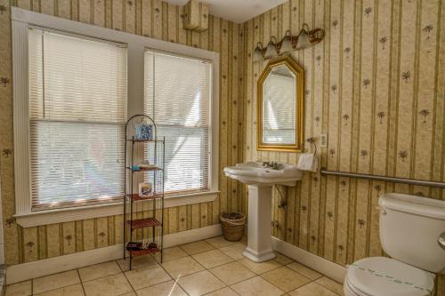 peninsula bed and cocktails