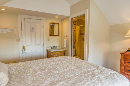 peninsula bed and cocktails