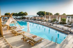 enorme teatro beach resort