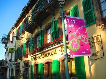 logis hotel restaurant aux trois roses