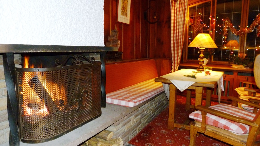 logis hotel restaurant aux trois roses