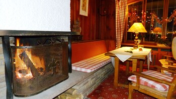 logis hotel restaurant aux trois roses