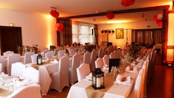 logis hotel restaurant aux trois roses