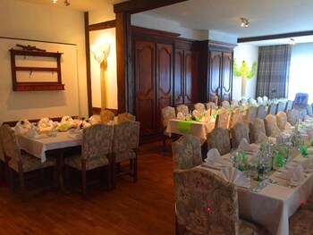 logis hotel restaurant aux trois roses