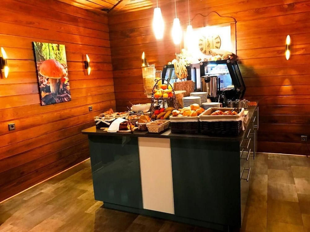 logis hotel restaurant aux trois roses