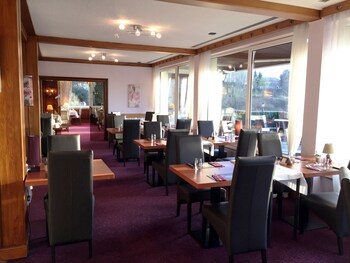 logis hotel restaurant aux trois roses