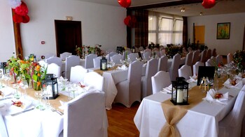 logis hotel restaurant aux trois roses