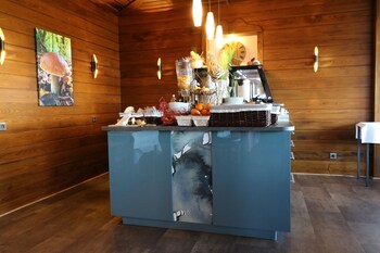 logis hotel restaurant aux trois roses