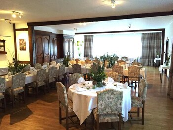 logis hotel restaurant aux trois roses