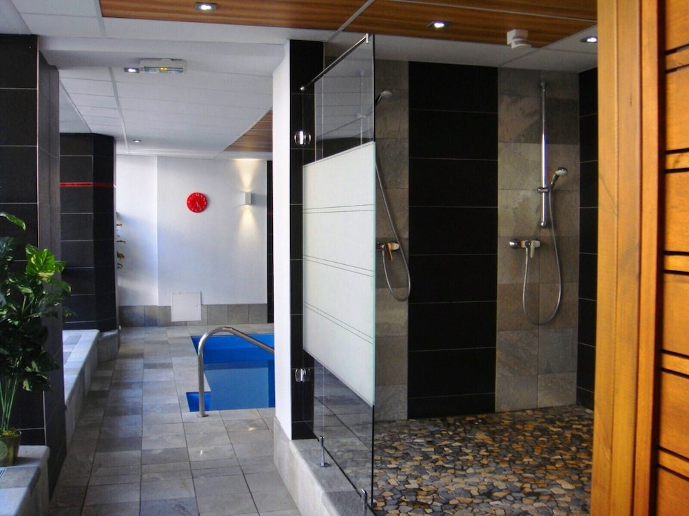 logis hotel restaurant aux trois roses